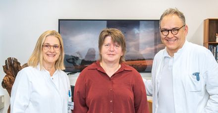 Die Patientin mit ihren Operateuren. Von links: Dr. Christina Jäger, Patientin Annette Kirchschlager und Universitätsdozent Dr. Thomas Schoeller