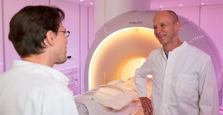Unter der Leitung des Ärztlichen Direktors Professor Dr. Markus Zähringer (rechts) und seines Teams werden Patienten in akuten Notfällen und bei komplexen Gefäßbehandlungen bestmöglich versorgt Unter der Leitung des Ärztlichen Direktors Professor Dr. Markus Zähringer (rechts) und seines Teams werden Patienten in akuten Notfällen und bei komplexen Gefäßbehandlungen bestmöglich versorgt