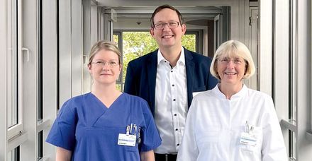Die &Auml;rztlichen Leiterinnen des MVZ PD Dr. med. Susanne Eschmann (rechts) und Dr. med. Anne Rietig mit dem Ambulanzmanager Jan Daubenspeck