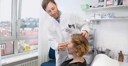 Dr. Sebastian Haack bei der Beratung einer Patientin