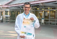 Foto: Kongresspr&auml;sdident PD Dr. Christian Gromoll mit dem Kongress-Plakat. 