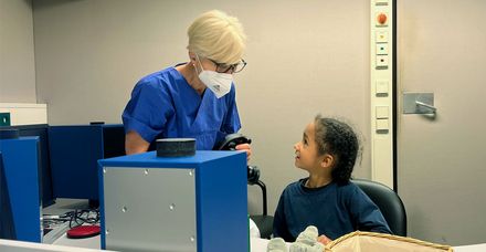 Audiometristin Sabine Weber (links) beim Durchf&uuml;hren eines H&ouml;rtests