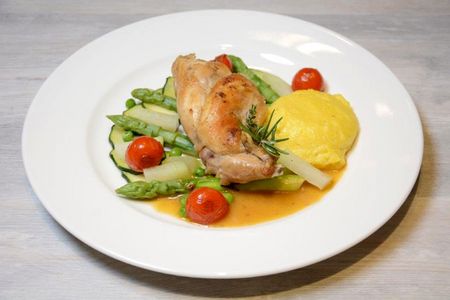 Bei Erkrankungen des Verdauungstrakts empfiehlt sich angepasste Vollkost (hier: Kaninchen auf Frühlingsgemüse mit Polenta)