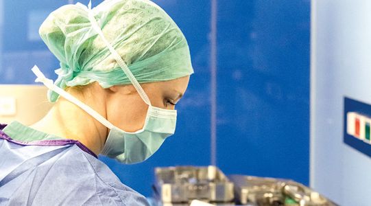 Eine operationstechnische Assistentin bereitet den sterilen Instrumententisch f&uuml;r eine Operation vor