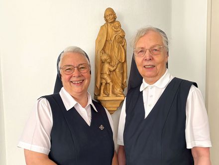 Schwester Patricia Baumann (links) ist seit Ende August 2025 neue Oberin im Marienhospital Stuttgart; Schwester Arntraud Krieger hat das Amt ihrer Nachfolgerin übergeben 