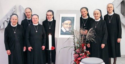 Die Jubilarinnen. Von links: Sr. Herlinde, Sr. Arntraud, Sr. Gundina, Sr. Margret. Rechts neben dem Bild des Ordensgründers Vinzenz von Paul: Sr. Johanna, Sr. Erentrudis und Sr. Maria Christa (Foto: Schwester Marion Hagenmaier)