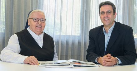 Schwester Consolatrix leitete die Krankenpflegeschule von 1979 bis 2000. Stefan Böck war von 2010 bis 2021 stellvertretender Schulleiter Schwester Consolatrix leitete die Krankenpflegeschule von 1979 bis 2000. Stefan Böck war von 2010 bis 2021 stellvertretender Schulleiter