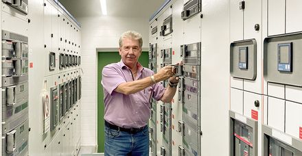 Joachim Pongratz, Leiter Technik im Marienhospital, im Elektroherzstück des Hauses: der Niederspannungs­hauptverteilung
