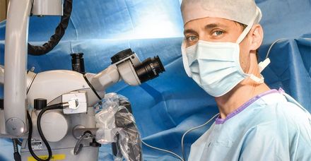 Oberarzt und Operateur Dr. Laurenz Weitgasser ist Facharzt für Plastische und Ästhetische Chirurgie am Marienhospital Stuttgart