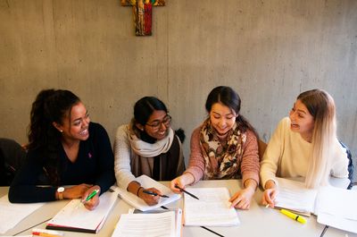 Gruppenarbeit in der Fachschule für Pflege am Marienhospital Stuttgart