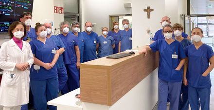 Das Team der internistischen Intensivstation (links au&szlig;en: Chef&auml;rztin Prof. Dr. Monika Kellerer)