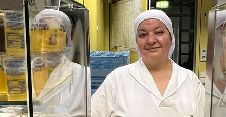 Emine Solmaz ist Mitarbeiterin der Cafeteria. Als gl&auml;ubige Muslimin praktiziert sie das Fasten w&auml;hrend des Ramadans