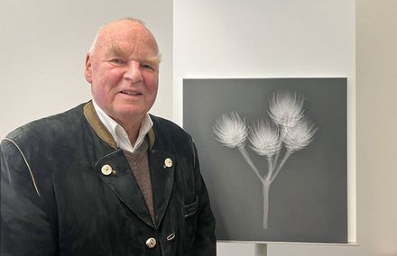 Professor Dr. Karl-Klaus Dittel mit der Röntgenaufnahme einer Silberdistel