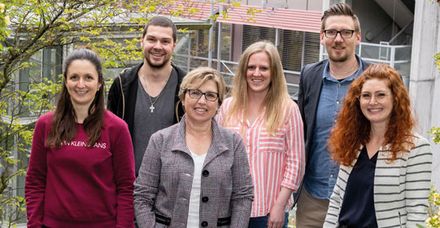 Das Team der Zentralen Praxisanleitung. Von links: Luisa Ostwald, Maximilian Thumer, Birgit Kurz-Ziaja, Claudia Vollmer, Tobias Edler und Teamleiterin Nina Telser