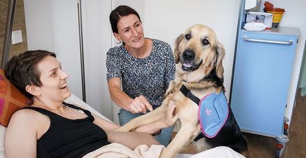 Die Patientin (li.), selbst Hundebesitzerin, genießt den Besuch von Therapiehündin Emma Die Patientin (li.), selbst Hundebesitzerin, genießt den Besuch von Therapiehündin Emma
